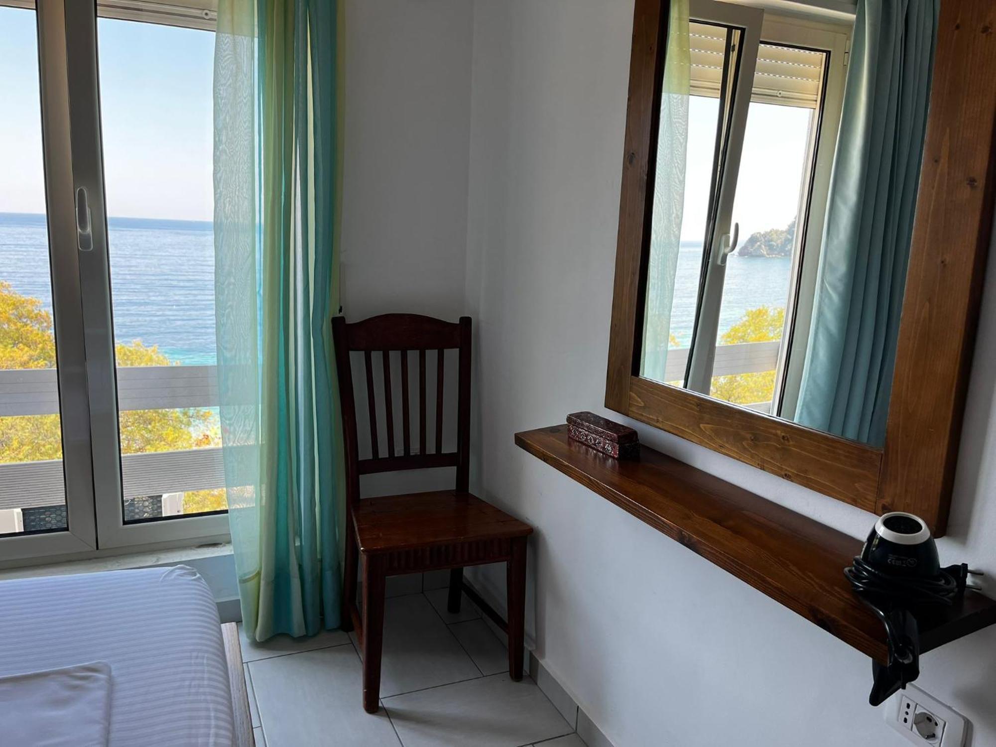 Menikos Apartments Himare Exterior photo